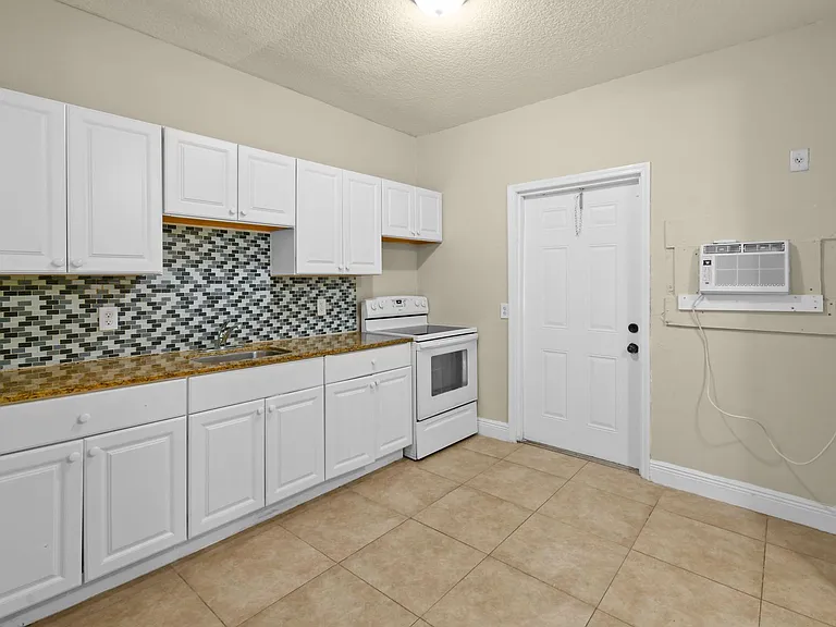 3721 Henry Ave — Photo 6