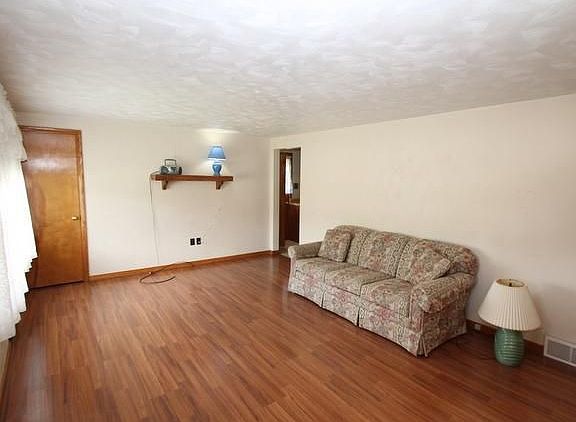 4th image of 639 Degregory Dr