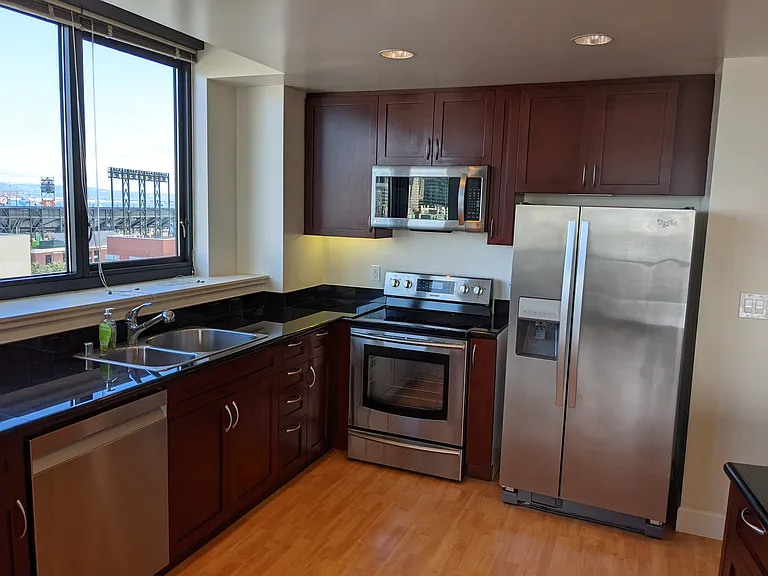 260 King St #1401 — Photo 20
