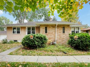 2524 Maple Ln, Roseville, MN 55113