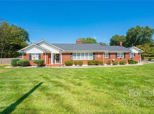 910 12th Ave NW, Hickory, NC 28601