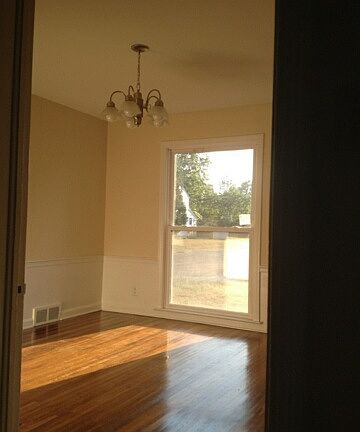 5th image of 909 Hartford Ave