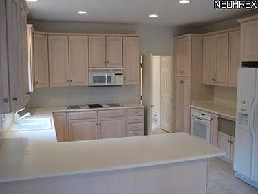 4th image of 11 Westhampton Dr