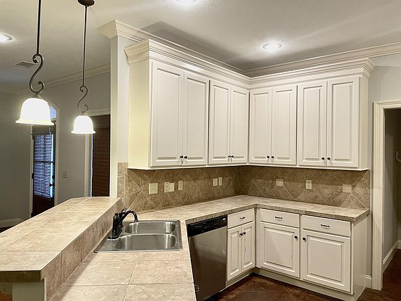 146 W Pinebrook