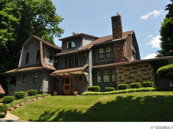 8 Highland Hgts Dr, Rochester, NY 14618