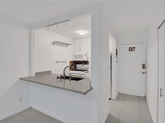 4th image of 505 NE 30th St APT 606