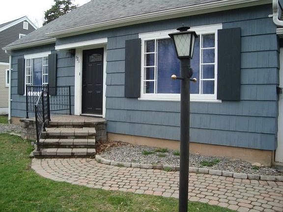 3rd image of 621 East Ave