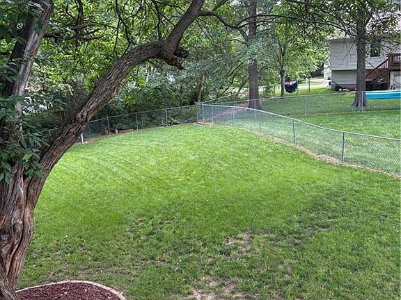 2nd image of 811 NW Heatherwood Dr
