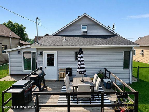 5th image of 466 2nd Ave NW