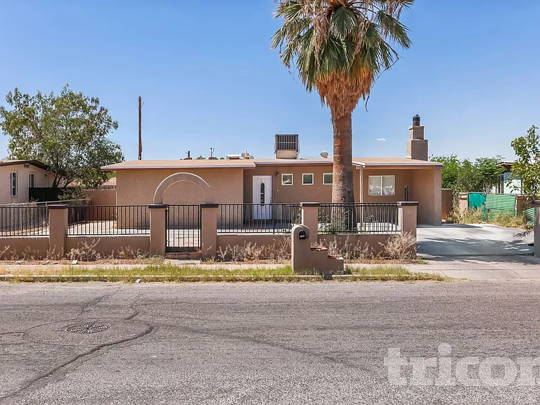 4182 E Valentine St — Photo 1