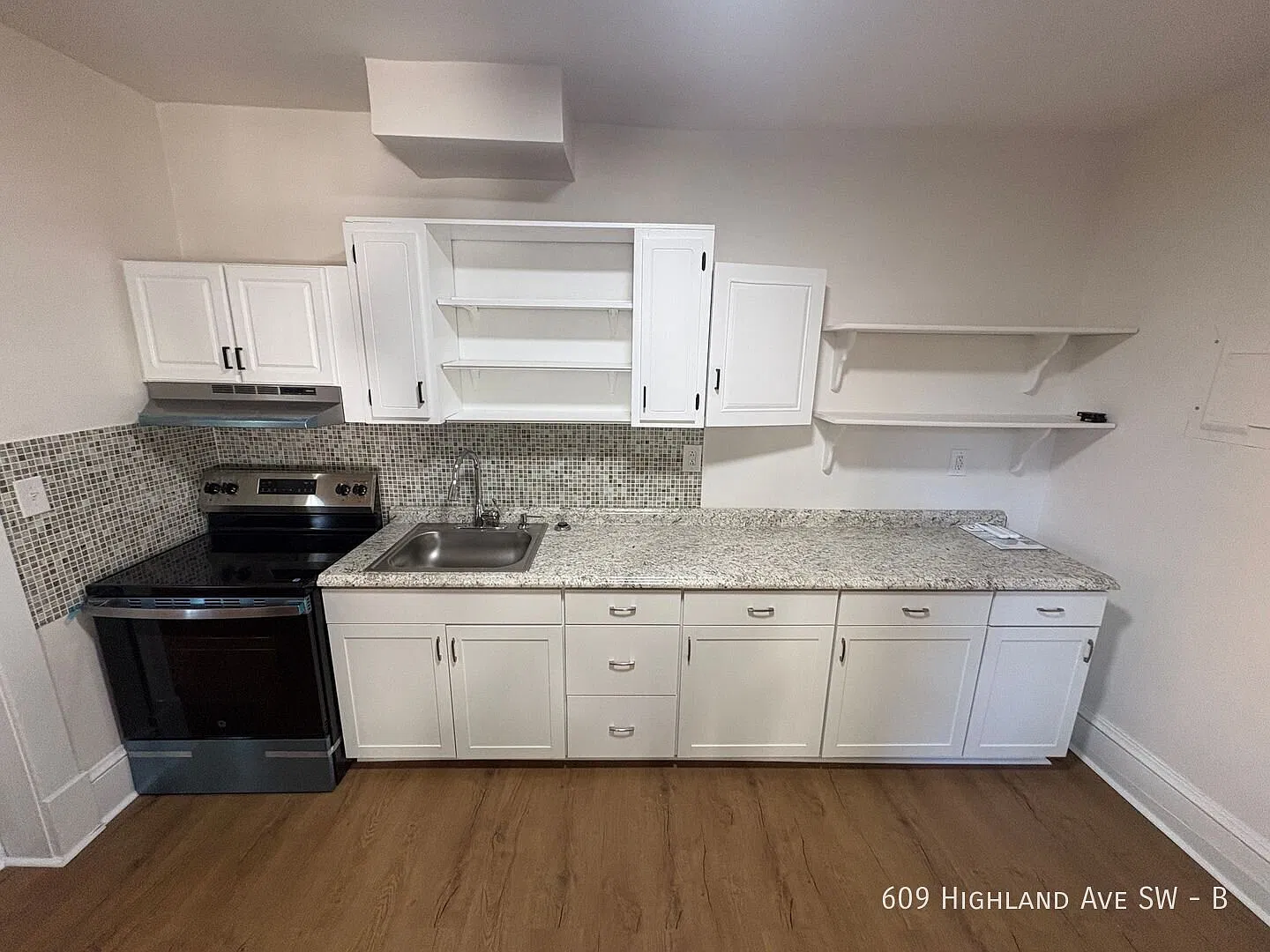 1 Bedroom 1 Bath Apartment Ready For You! — Photo 4