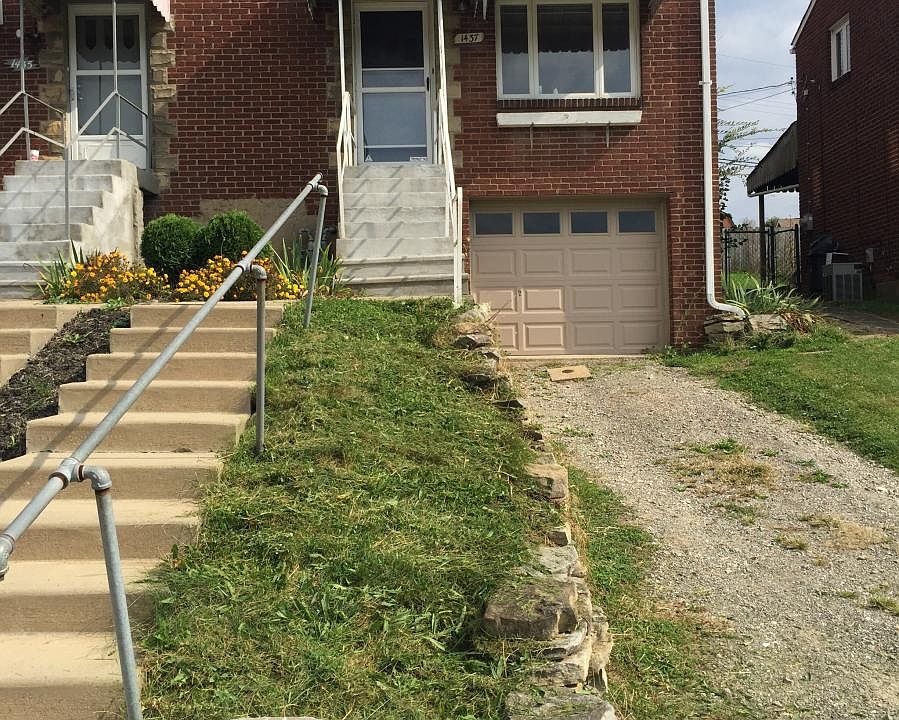 View of the front of the house, driveway and garage