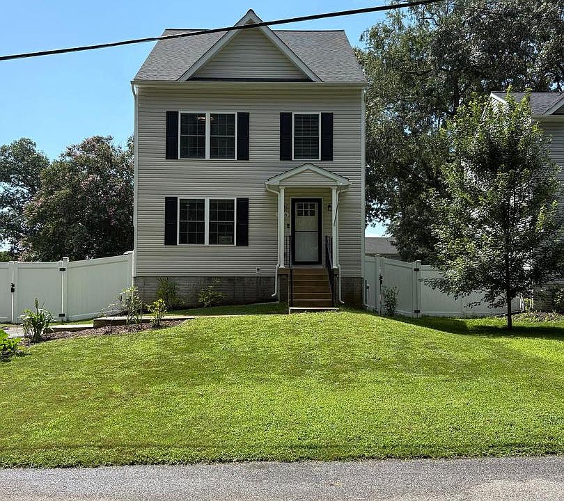 2nd image of 556 Sunset Knoll Rd