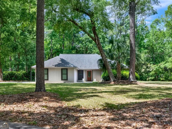 16 Old Martin Ln, Richmond Hill, GA 31324