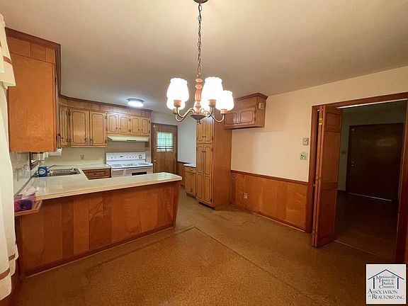 4th image of 35 White Pine Rd