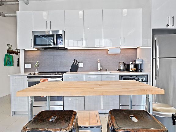 4th image of 939 S Broadway APT 409