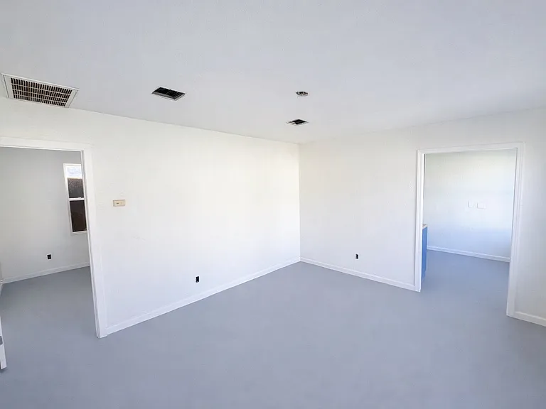 1115 N Kentucky Ave — Photo 3