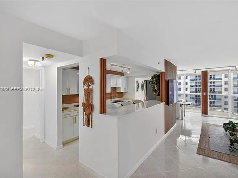 2401 Collins Ave #1406 — Photo 21