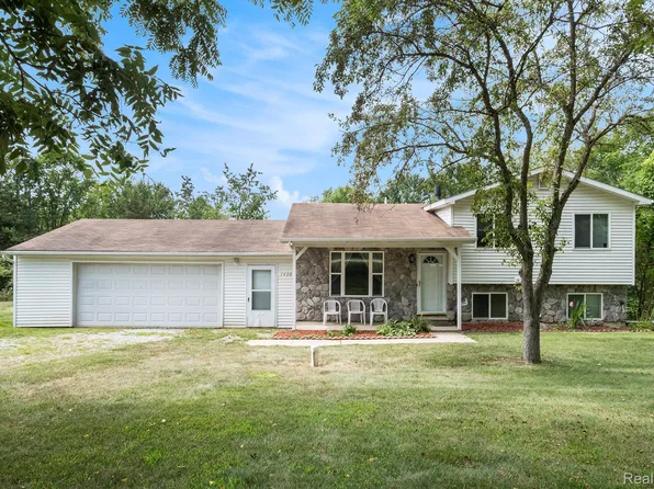 1490 Gage Rd, Holly, MI 48442