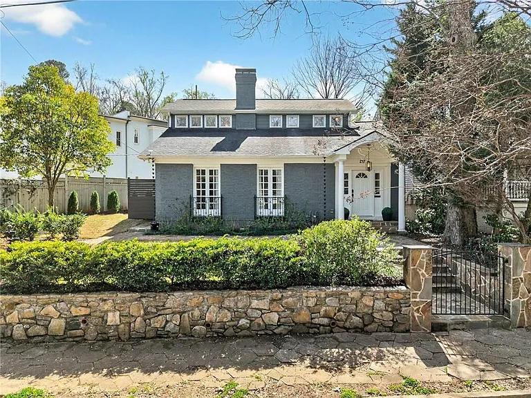 217 Westminster Dr NE — Photo 2