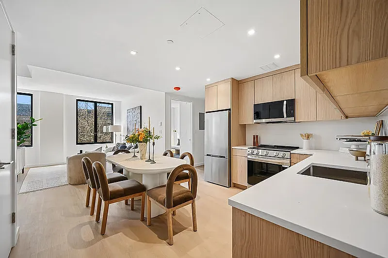 645 Park Pl #7D