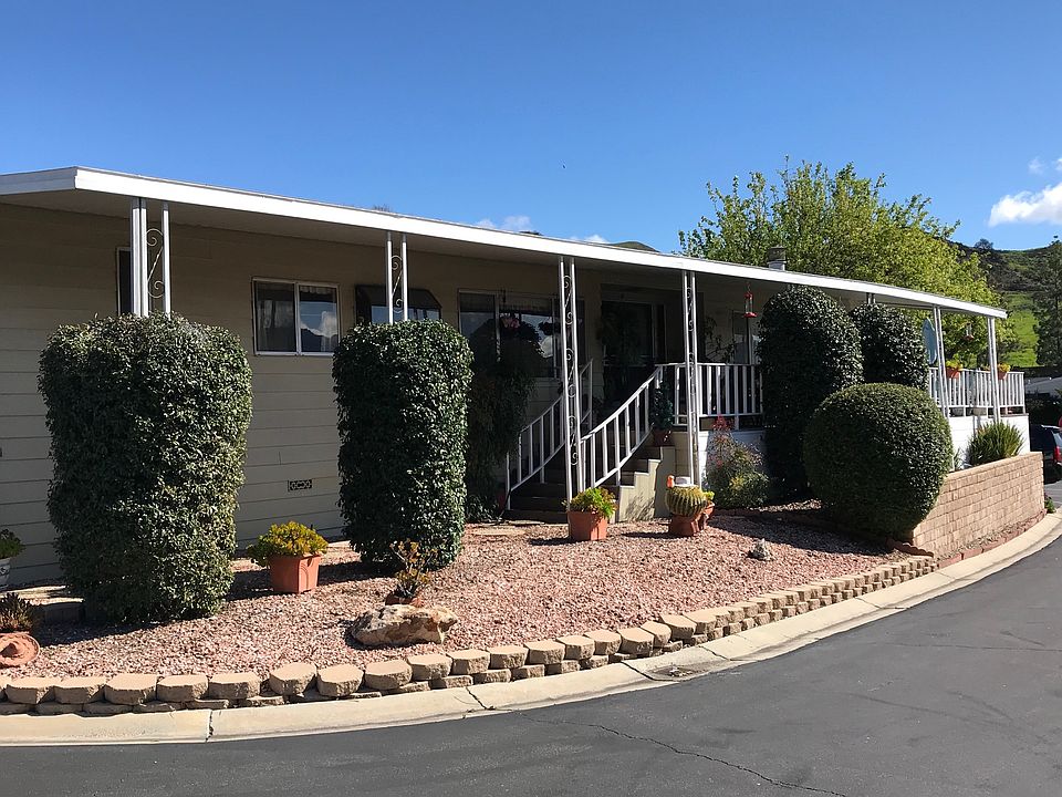 End unit with guest parking