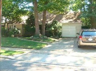 2102 Smith St, Merrick, NY 11566