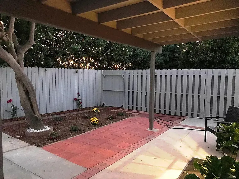 6927 Cozycroft Ave — Photo 17