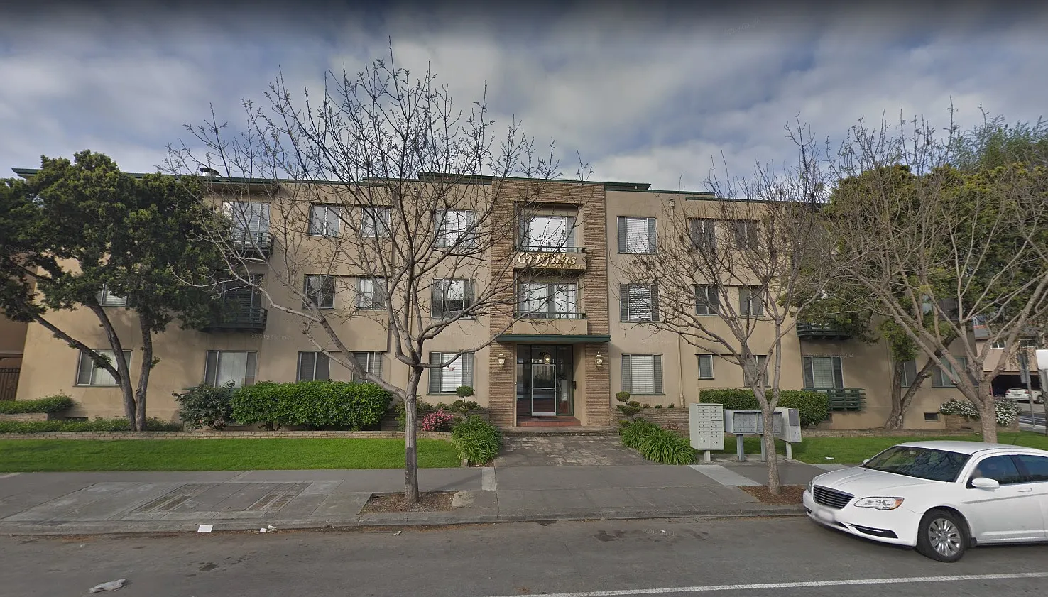 Griffith Apartments — Photo 1