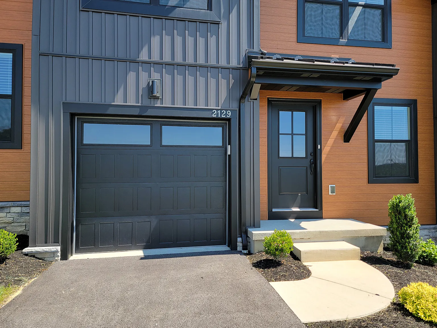 3 bed, 2.5 bath, 1940 sqft, $2,295 — Photo 2