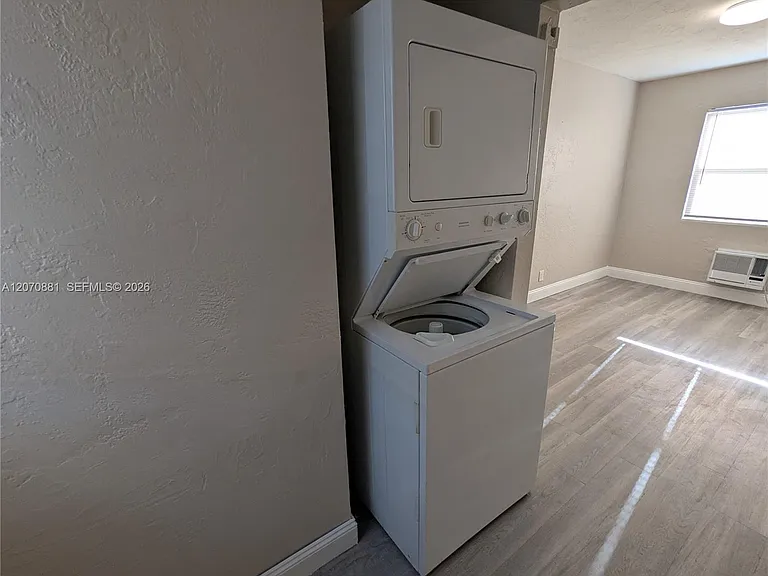 2300 Douglas St #7 — Photo 13