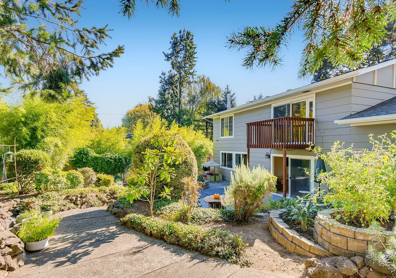 Gorgeous 3 Bed, 2 Bath Spacious House! — Photo 1