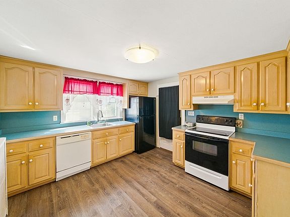 4th image of 222 East St