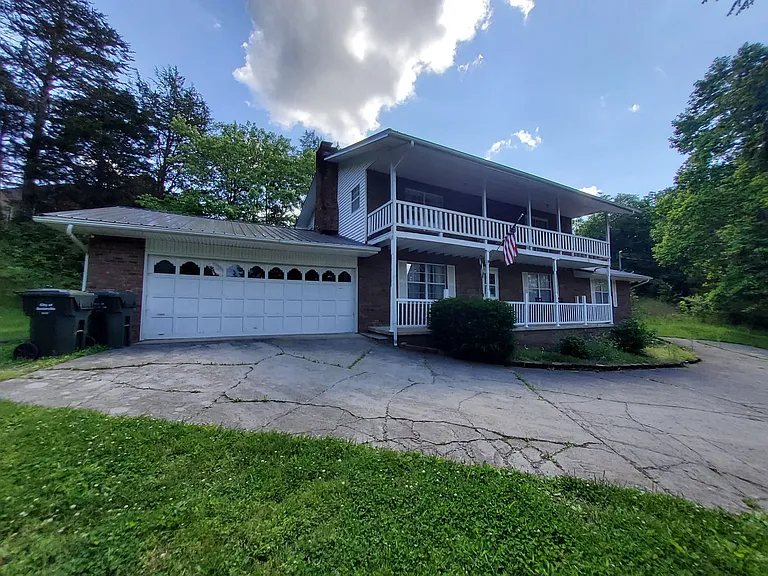 1231 Village Dr — Photo 4