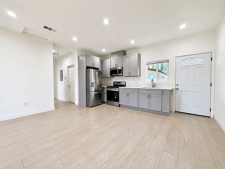 10723 Rhodesia Ave — Photo 2