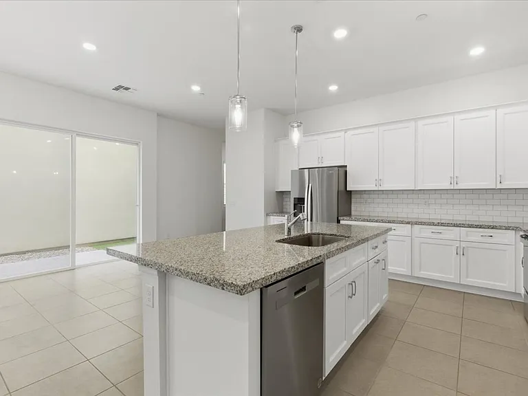 265 E Balsam Dr — Photo 10