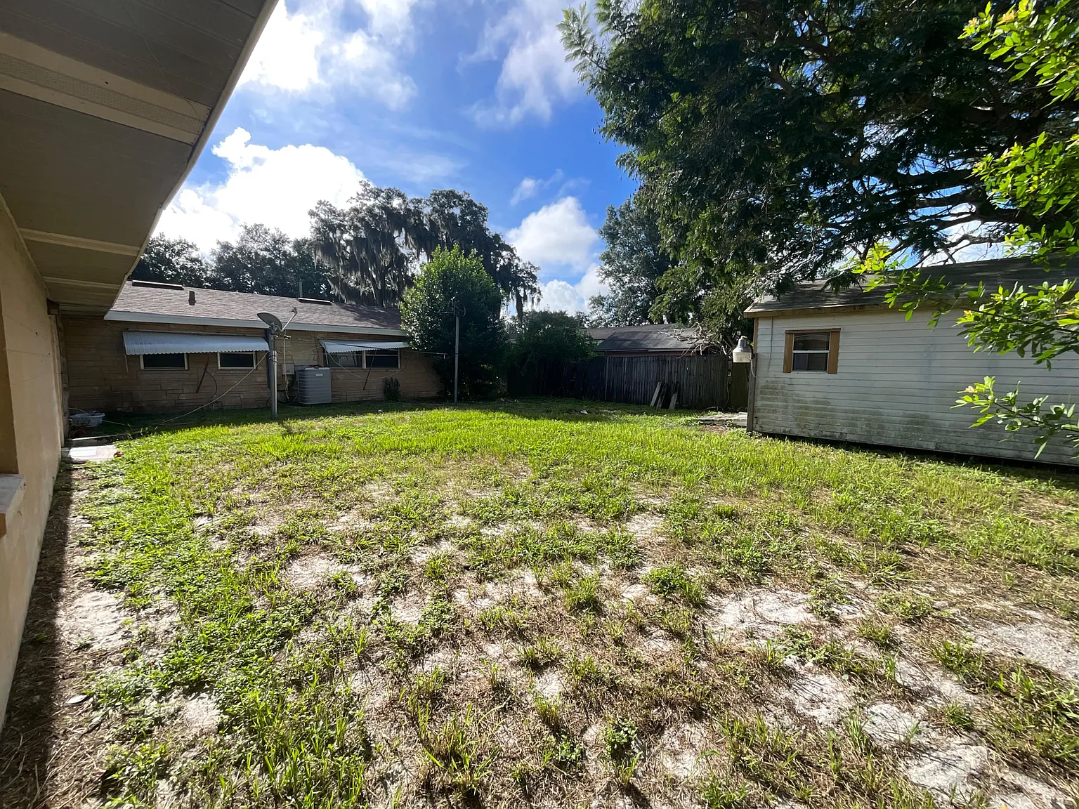 3 bed, 1.5 bath, 3000 sqft, $776 — Photo 2