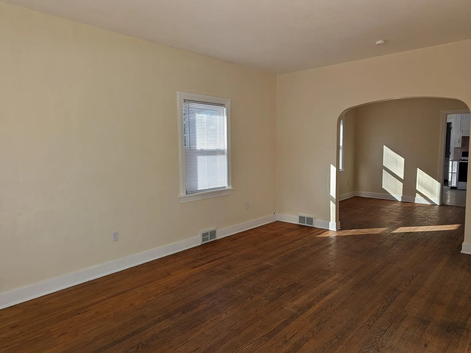 4 bed, 1.5 bath, 1500 sqft, $825 — Photo 2