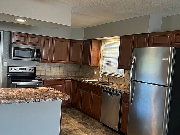 4th image of 2903 S Glenn Ave