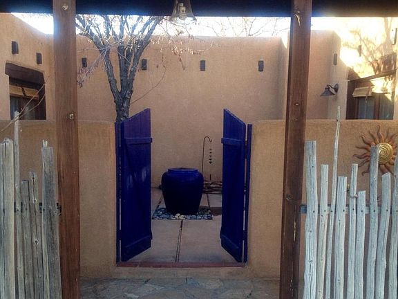 1421 Kirby courtyard