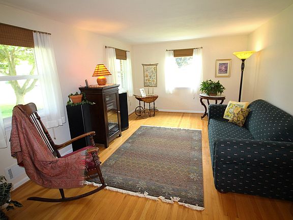 4th image of 51 Manor Hill Dr