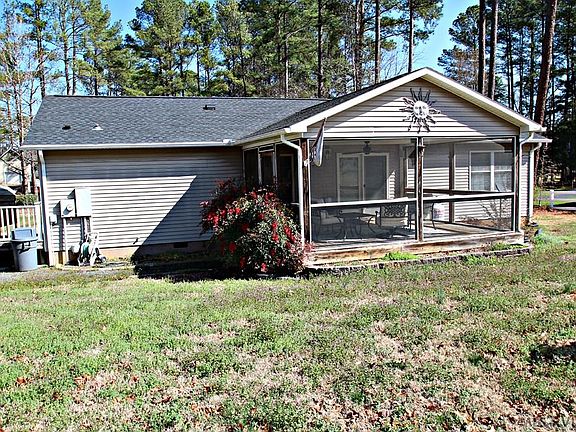 3rd image of 136 Hemlock Dr