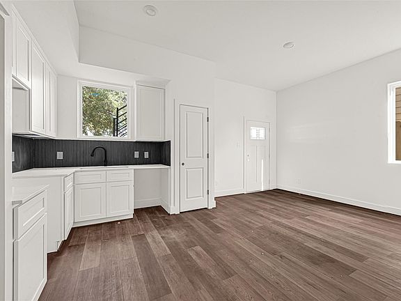 4th image of 418 Clinton Park St #1-4