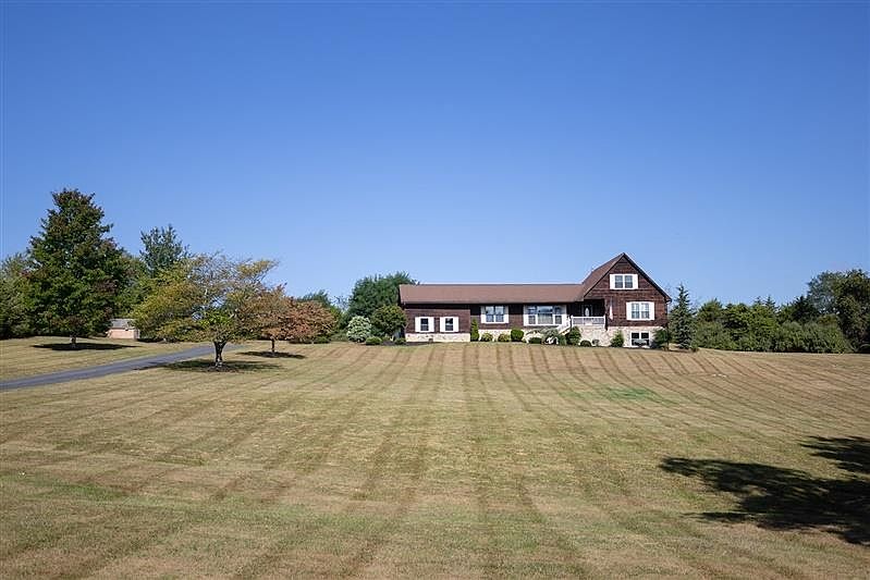 1st image of 143 Moorcliffe Ln