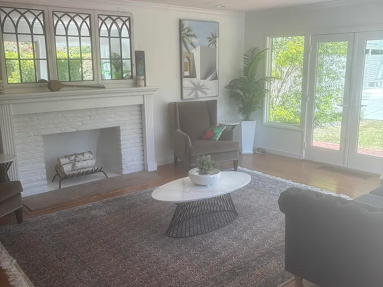 890 Hawthorne Dr — Photo 6