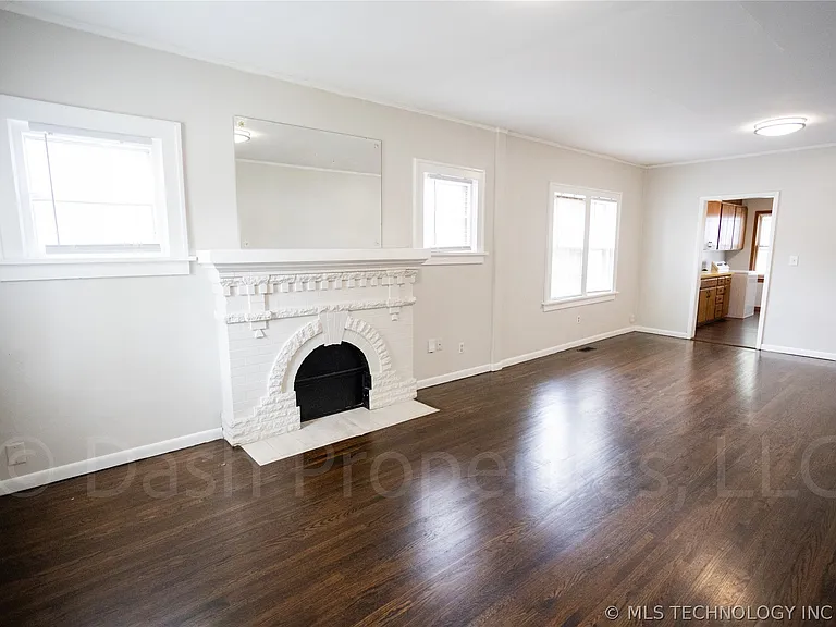 1119 S Florence Ave — Photo 6