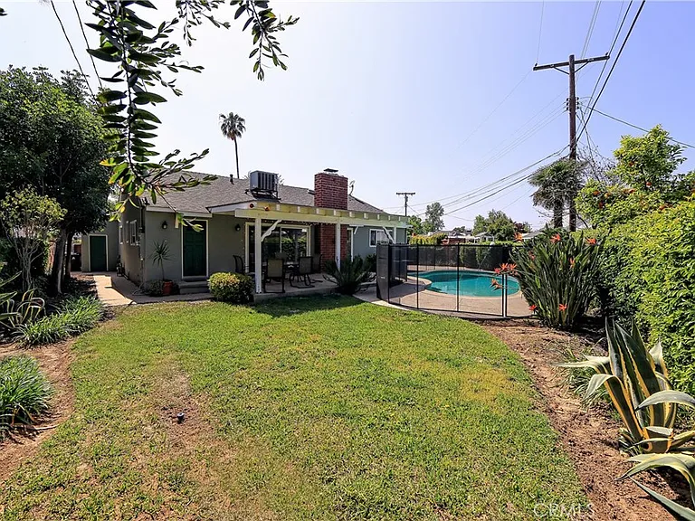 17135 Tiara St — Photo 15