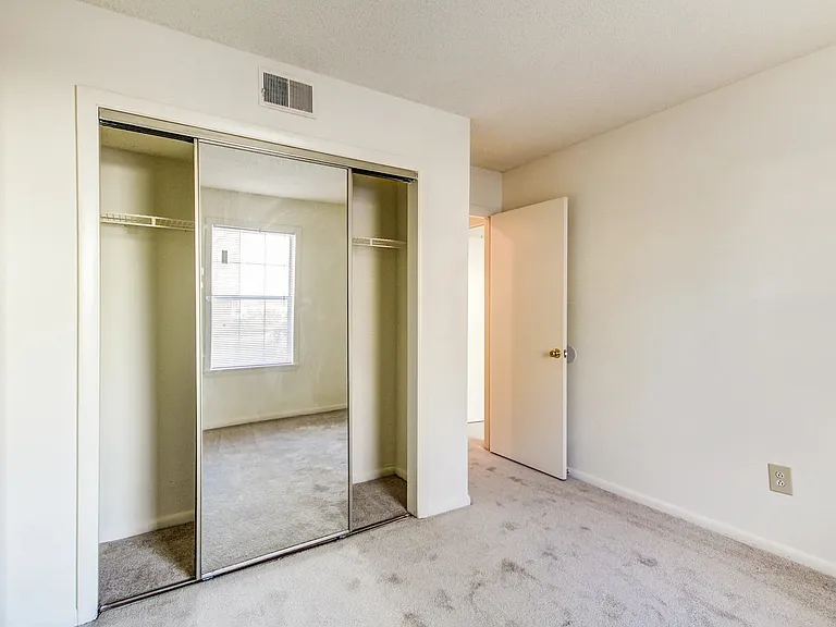 Berkshire Apartments — Photo 9
