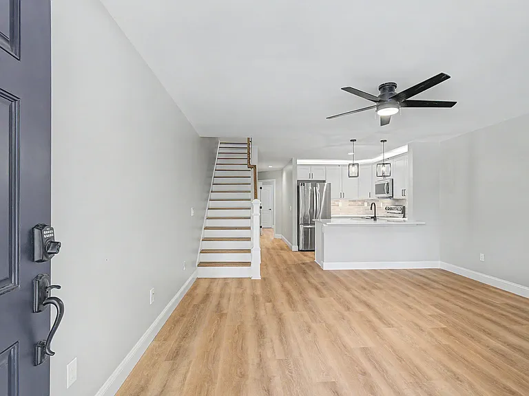 1512 E Henry St — Photo 4
