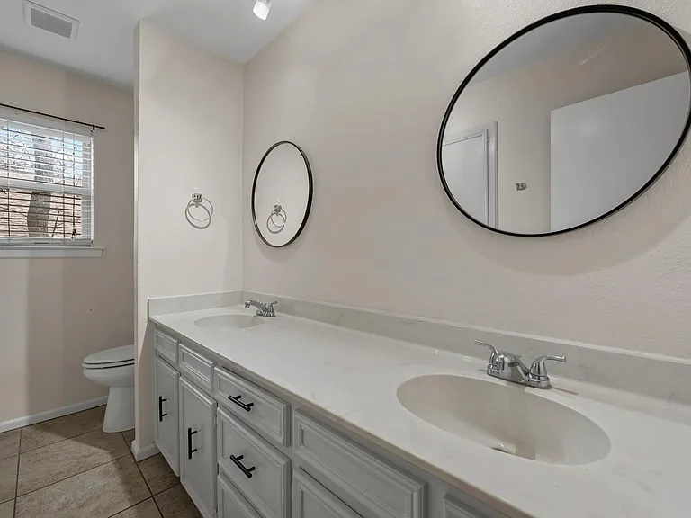 660 Springhill Dr — Photo 17